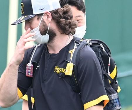 　リュックにお守りをぶら下げるウィルカーソン（撮影・飯室逸平）