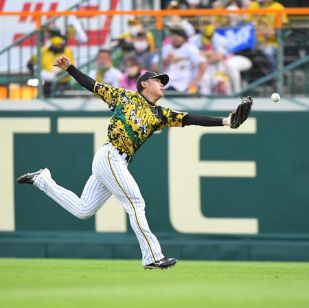 　１回、阿部の打球を右翼手・高山がグラブに当てるも捕れず、適時二塁打となる（撮影・吉澤敬太）