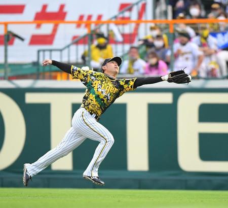 　１回、阿部の打球を右翼手・高山がグラブに当てるも捕れず、適時二塁打となる（撮影・吉澤敬太）