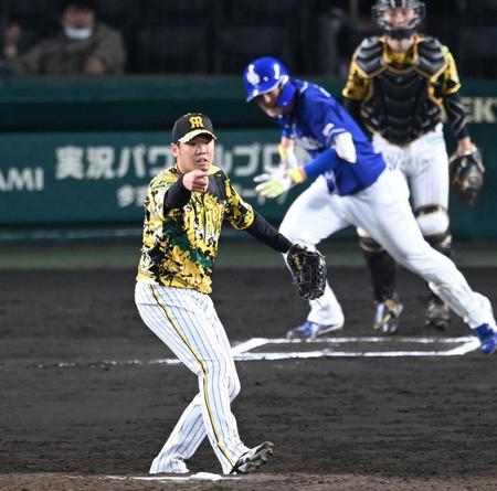 　６回、石川昂を遊ゴロに打ち取る西勇（撮影・飯室逸平）