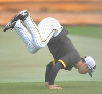 絶妙なバランスで静止する近本（撮影・吉澤敬太）