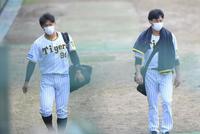 　試合前、荷物を手にベンチに向かう原口（左）と江越（撮影・吉澤敬太）