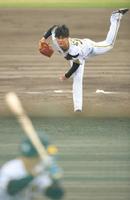 　シート打撃で栄枝と対戦する及川（撮影・吉澤敬太）