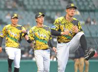 　ウル虎ユニホームを着てアップする佐藤輝ら阪神ナイン（撮影・吉澤敬太）