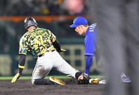 　４回、高山の一直で飛び出した一走・山本に続き、二走・糸井（左）もアウトになりトリプルプレーとなる（撮影・吉澤敬太）