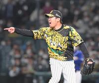 　６回、石川昂を遊ゴロに打ち取り、声を張り上げる西勇（撮影・高部洋祐）