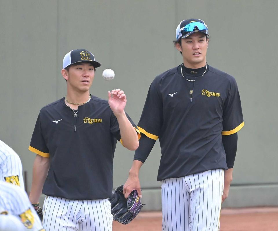 　伊藤将（左）とのキャッチボールを終えた藤浪（撮影・高部洋祐）