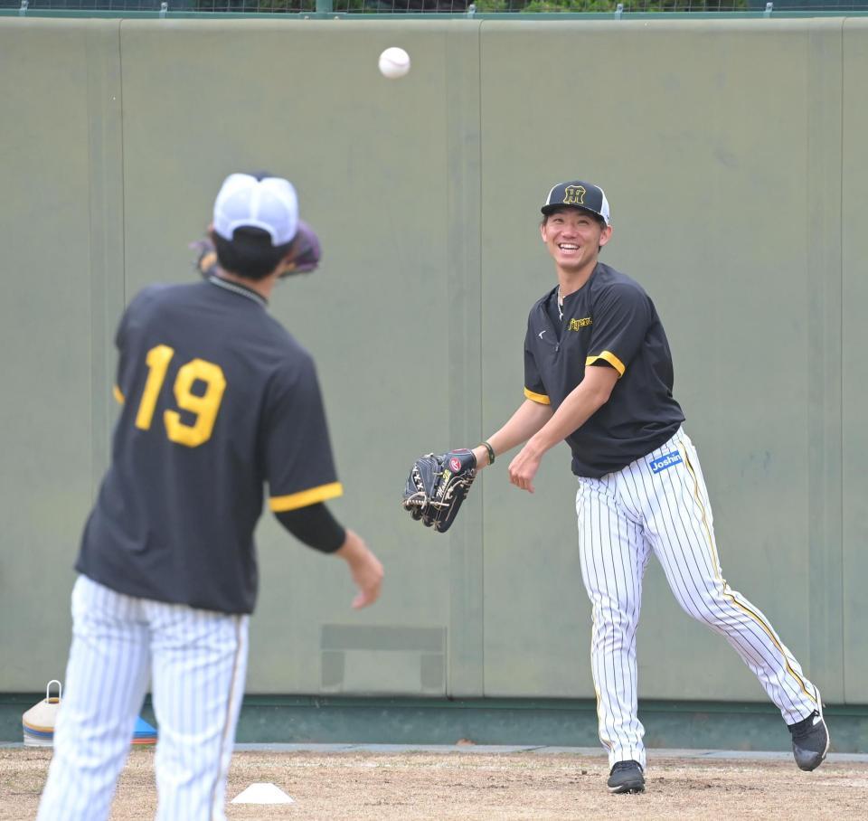 　藤浪（19）とキャッチボールする伊藤将（撮影・高部洋祐）