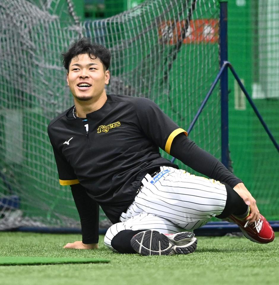 リラックスムードで調整する佐藤輝（撮影・飯室逸平）