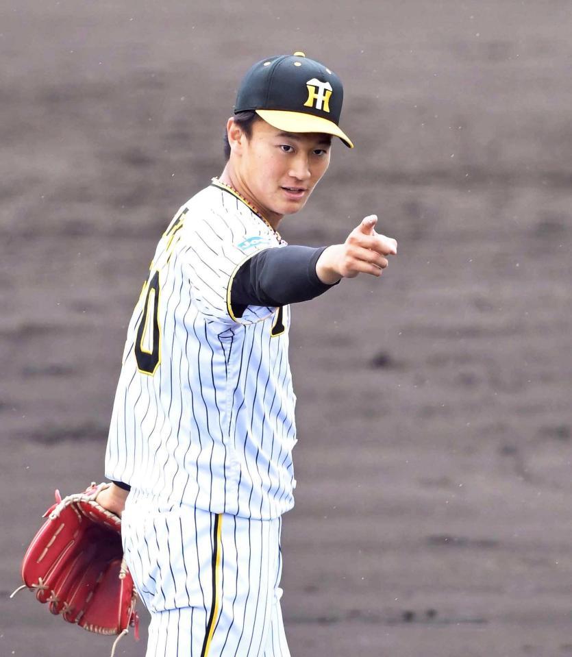 　５回、カナフレックス・福田を三振に仕留め、野手に合図を送る森木