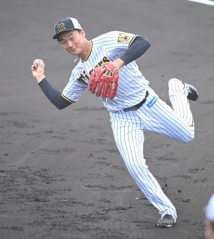 　試合前、ノックを受け返球する森木（撮影・高部洋祐）