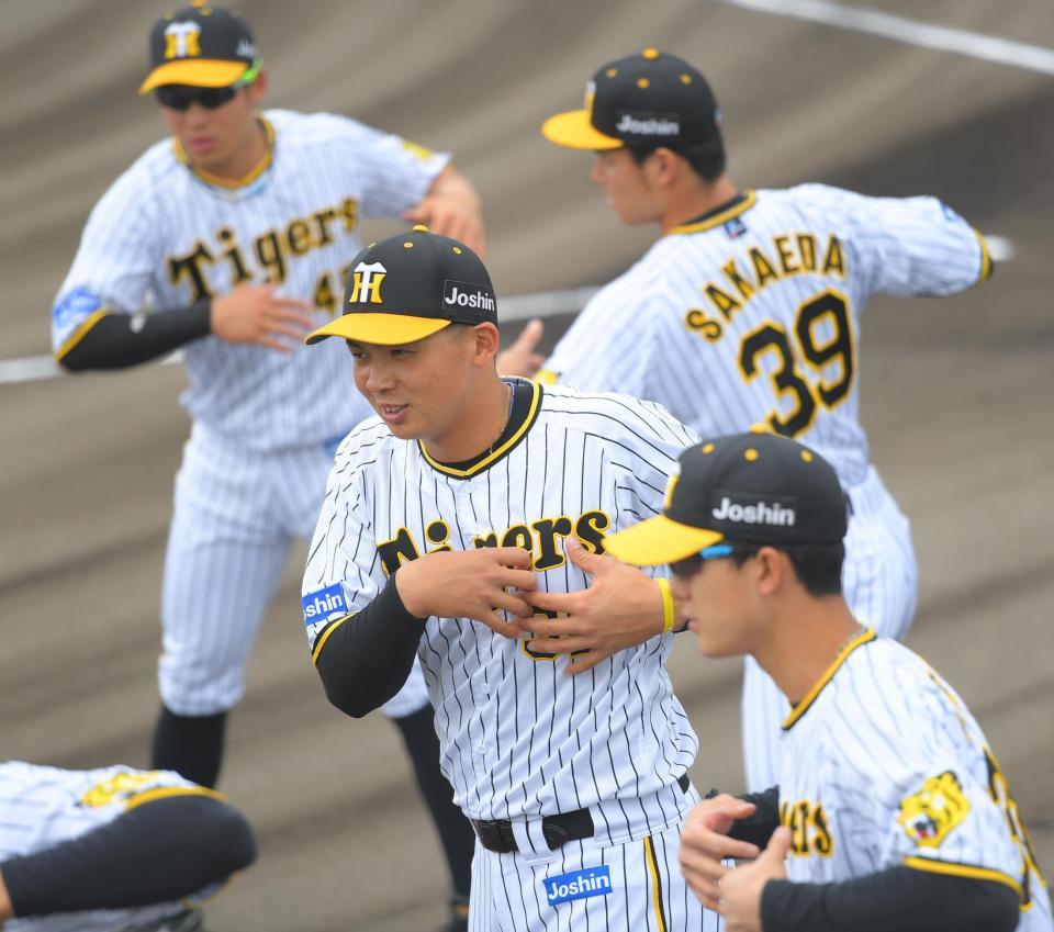 　試合前に準備運動する井上（中央）、小幡（手前）ら（撮影・吉澤敬太）