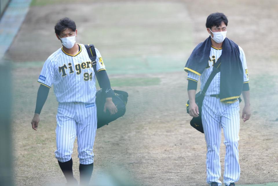 　試合前、荷物を手にベンチに向かう原口（左）と江越（撮影・吉澤敬太）
