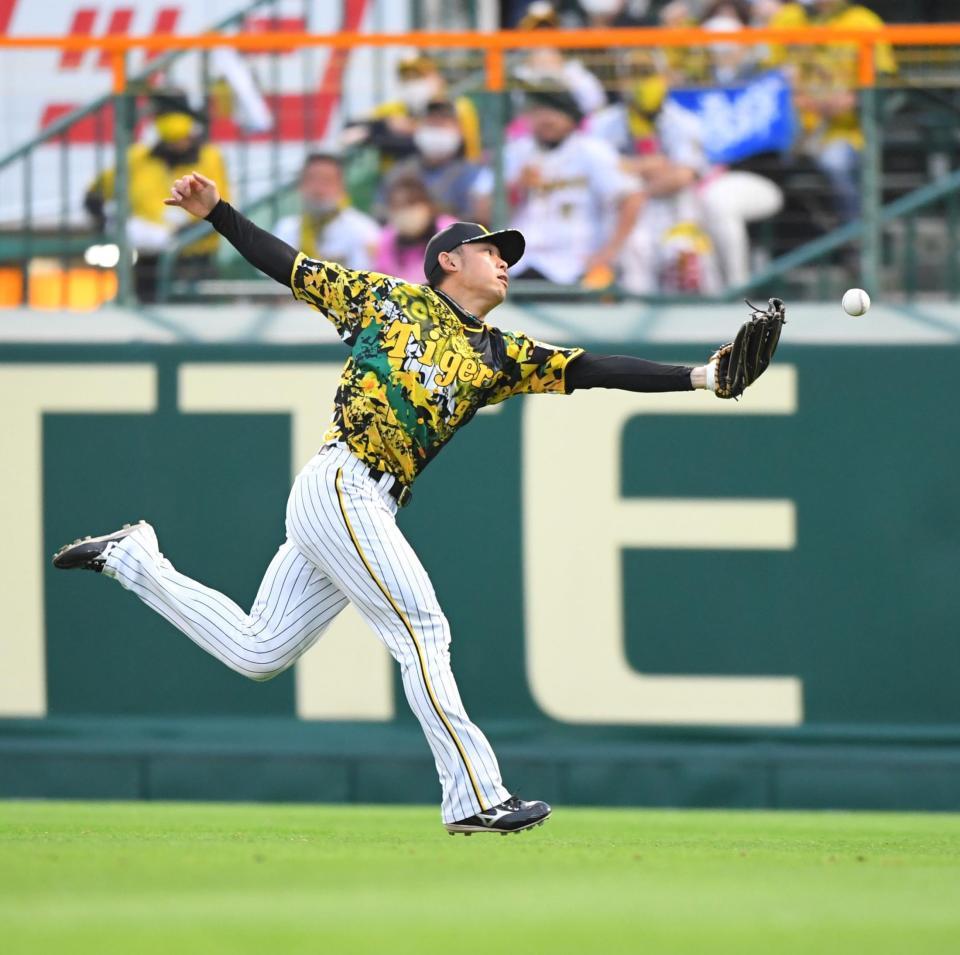 　１回、阿部の打球を右翼手・高山がグラブに当てるも捕れず、適時二塁打となる（撮影・吉澤敬太）