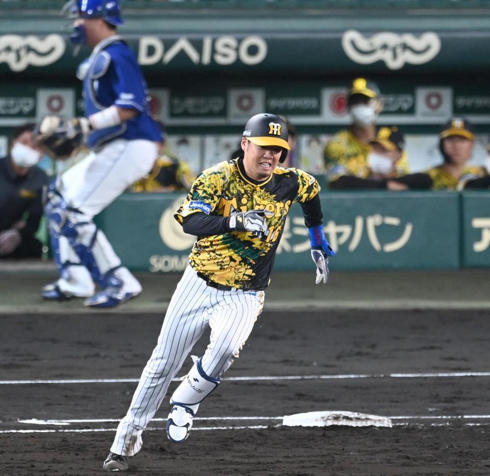 　３回、中日の悪送球間に二塁へ激走する西勇（撮影・飯室逸平）