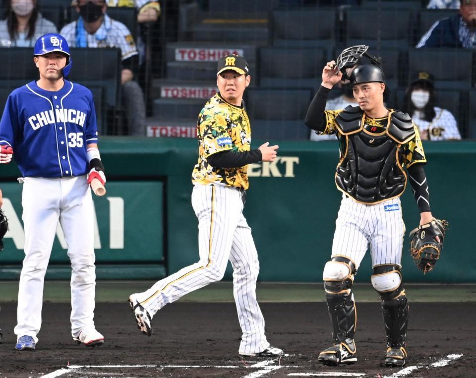 　１回、中日に先制を許す西勇（中央）、坂本（右）のバッテリー（撮影・飯室逸平）