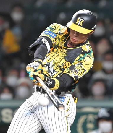 　６回、中前打を放つ糸井（撮影・高部洋祐）