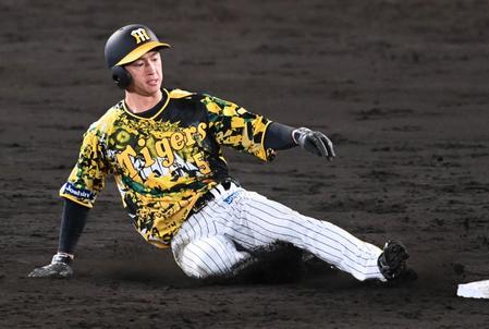 　５回、二盗を決める近本（撮影・飯室逸平）