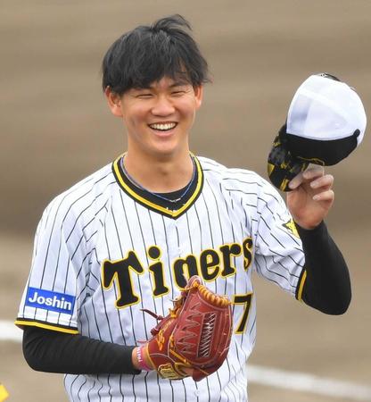 　シート打撃を終え、笑顔を見せる及川（撮影・吉澤敬太）