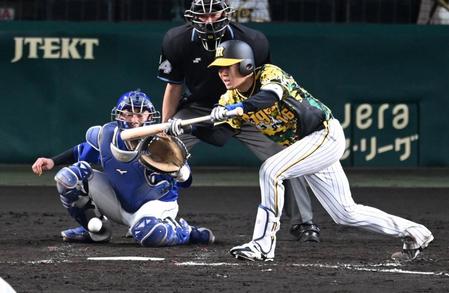 　５回、送りバントを決める西勇（撮影・飯室逸平）