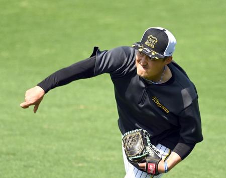 　キャッチボールする秋山（撮影・山口登）