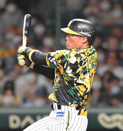 　４回、適時打を放つ糸井（撮影・高部洋祐）