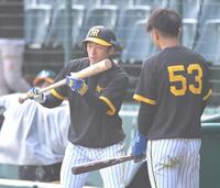 　試合前、島田（右）にバントのアドバイスを送る近本（撮影・高部洋祐）