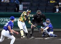 　２回、糸井は左前打を放つ（撮影・山口登）