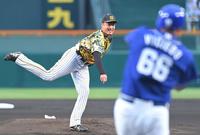 　１回、ビシエド（手前）に対し投げ込む秋山（撮影・高部洋祐）