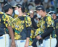 　最後を締めた岩崎（左）からウイニングボールをもらう秋山（右）＝撮影・高部洋祐