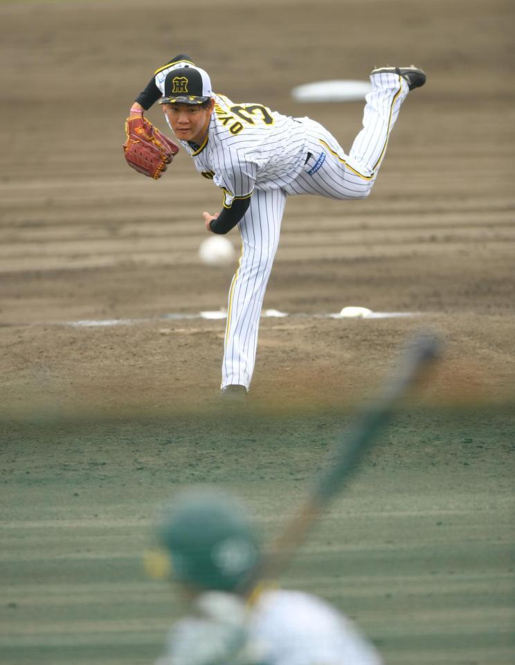 　シート打撃で片山と対戦する及川（撮影・吉澤敬太）