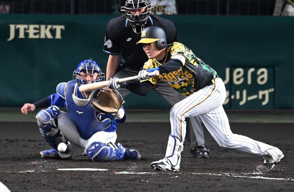 　５回、送りバントを決める西勇（撮影・飯室逸平）