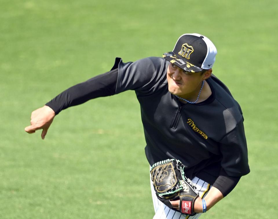 　キャッチボールする秋山（撮影・山口登）