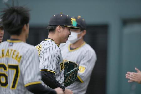 　１回、得点を許さず投げ終え、笑顔でベンチに戻る村上（撮影・石井剣太郎）