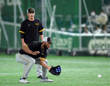 　１塁でノックを受けるロハス（撮影・山口登）