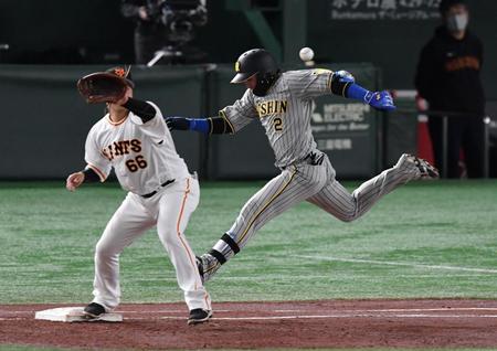 　２回、遊ゴロで併殺打に倒れた梅野（撮影・佐々木彰尚）