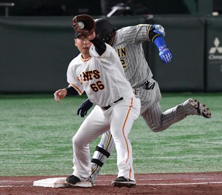 　２回、遊ゴロで併殺打に倒れた梅野（撮影・佐々木彰尚）