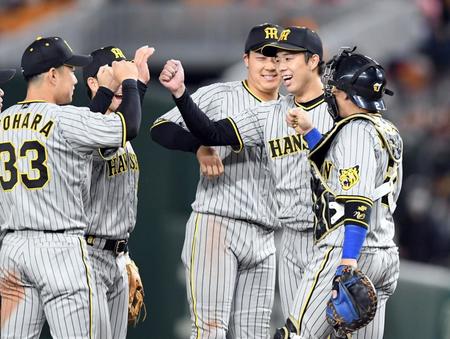 　青柳（右から２人目）は完投勝利を挙げナインとグータッチする（撮影・山口登）