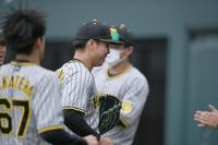 　１回、得点を許さず投げ終え、笑顔でベンチに戻る村上（撮影・石井剣太郎）