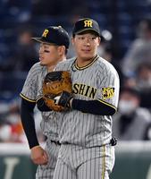 　４番でスタメン出場する大山（左は佐藤輝）＝撮影・山口登