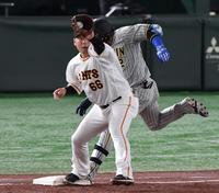 　２回、遊ゴロで併殺打に倒れた梅野（撮影・佐々木彰尚）