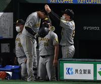 　８回、ソロを放った大山にメダルをかける矢野監督（撮影・佐々木彰尚）