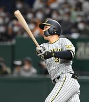 　８回、大山は左越えにソロを放つ（撮影・山口登）