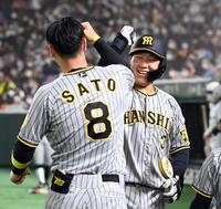 　８回、大山はソロ放ち、佐藤輝の出迎えに笑顔を見せる（撮影・山口登）