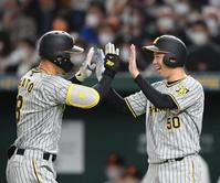 　３回、青柳（右）は先制２ランを放った佐藤輝を笑顔で迎える（撮影・山口登）