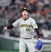 　青柳は完投勝利、雄たけびを上げる（撮影・山口登）