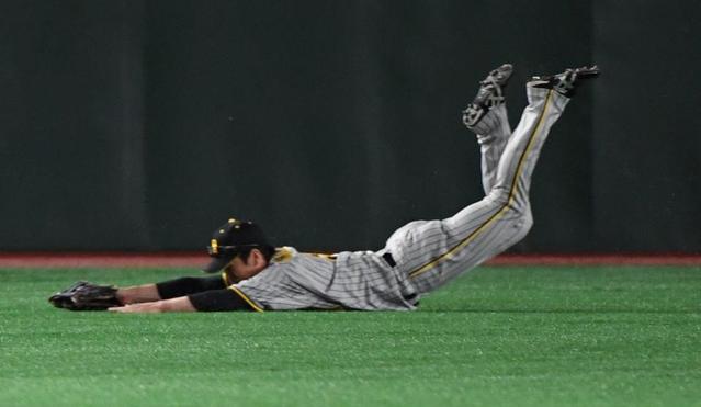 阪神・近本のダイビングキャッチにドームどよめき 岡本の左中間への強烈打球に超美技