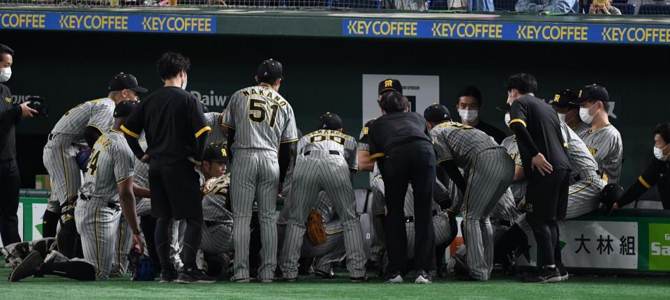 　試合前、円陣を組む阪神ナイン（撮影・佐々木彰尚）