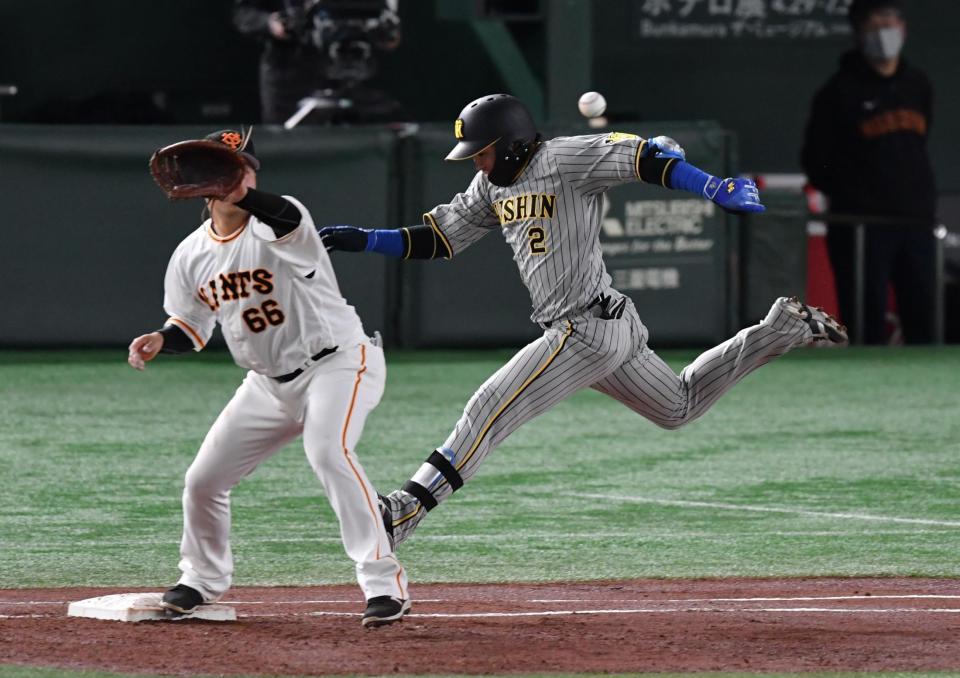 　２回、遊ゴロで併殺打に倒れた梅野（撮影・佐々木彰尚）