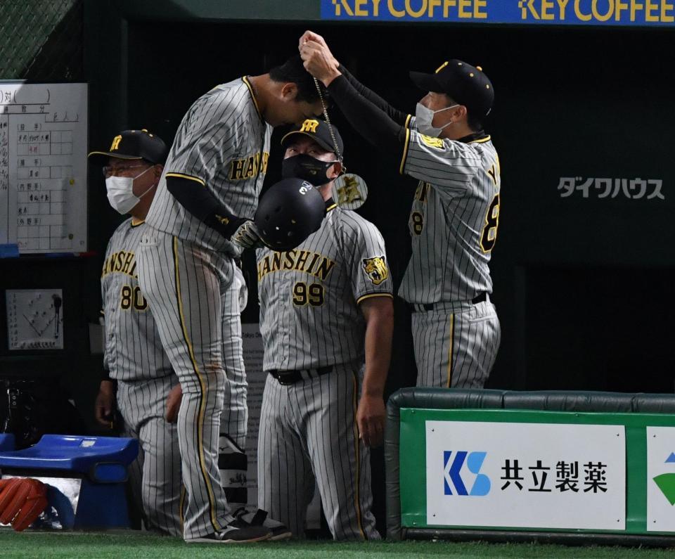 　８回、ソロを放った大山にメダルをかける矢野監督（撮影・佐々木彰尚）